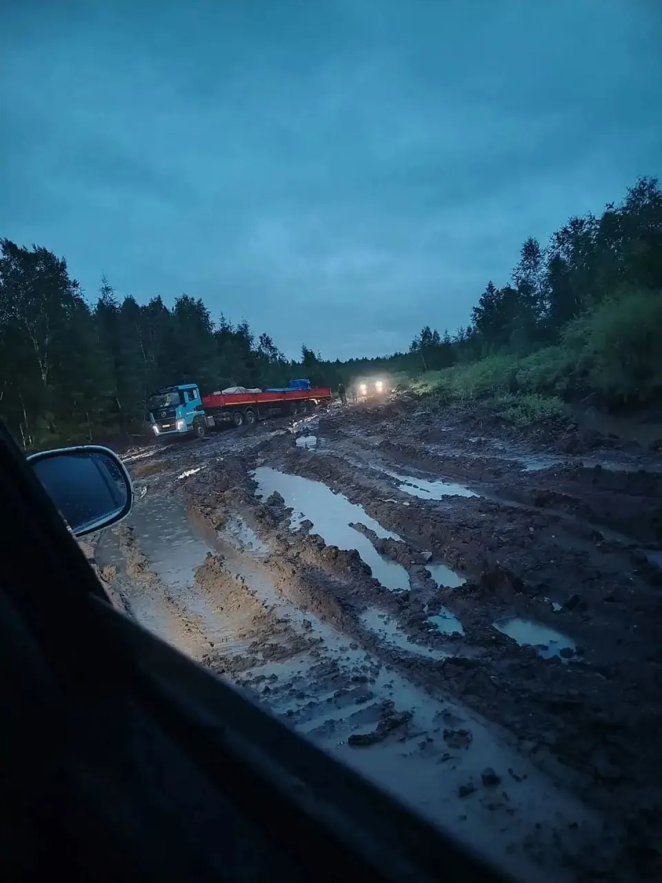 Жители сёл Кактолга и Будюмкан в Газимуро‑Заводском округе просят ремонта трассы: 240 км до райцентра теперь занимают по 10–12 часов, после дождей путь часто становится непроходимым.