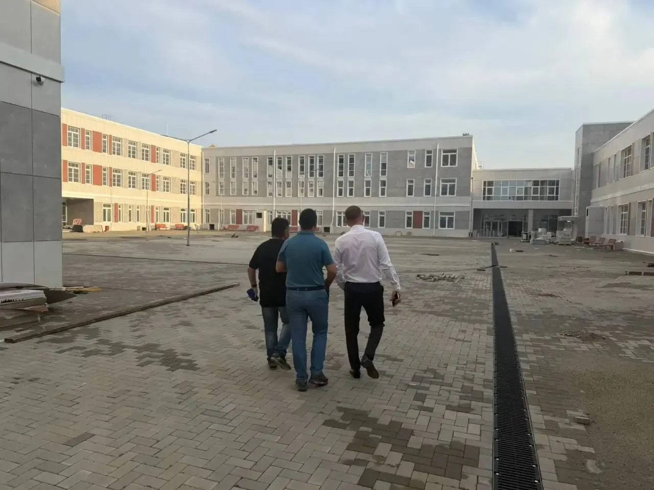 В Краснодаре две новые школы откроются позже 1 сентября: одна на ул. Григория Пономаренко и другая в ЖК «Дыхание» перенесена на ноябрь; пока дети будут учиться в других помещениях.