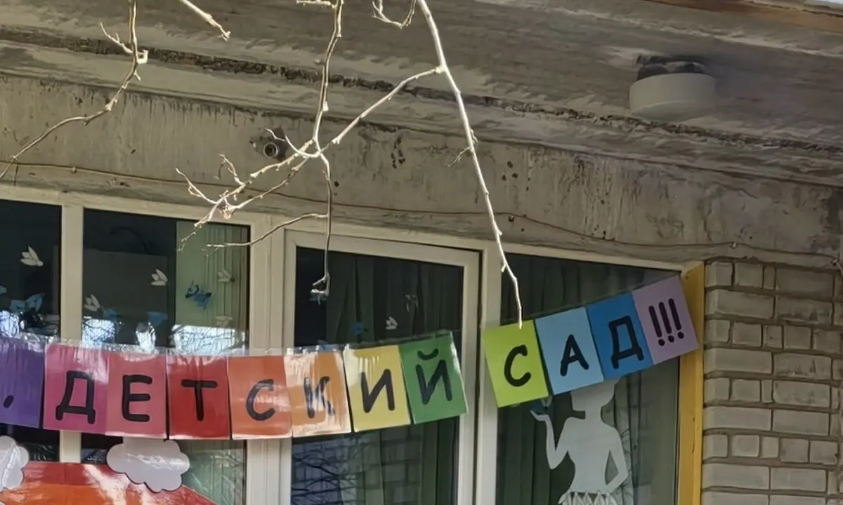 Строители завершили крышу, ремонт пищеблока продолжается; власти рассматривают варианты: капитальный ремонт по федеральной программе или строительство нового сада.