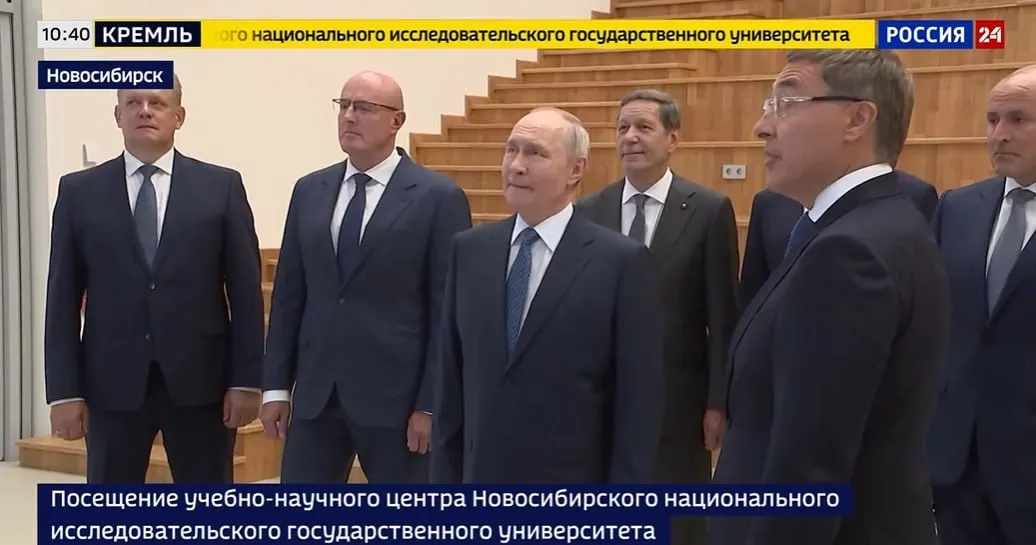 Глава государства оценил потенциал центра и обсудил перспективы совместных проектов с преподавателями и учащимися.