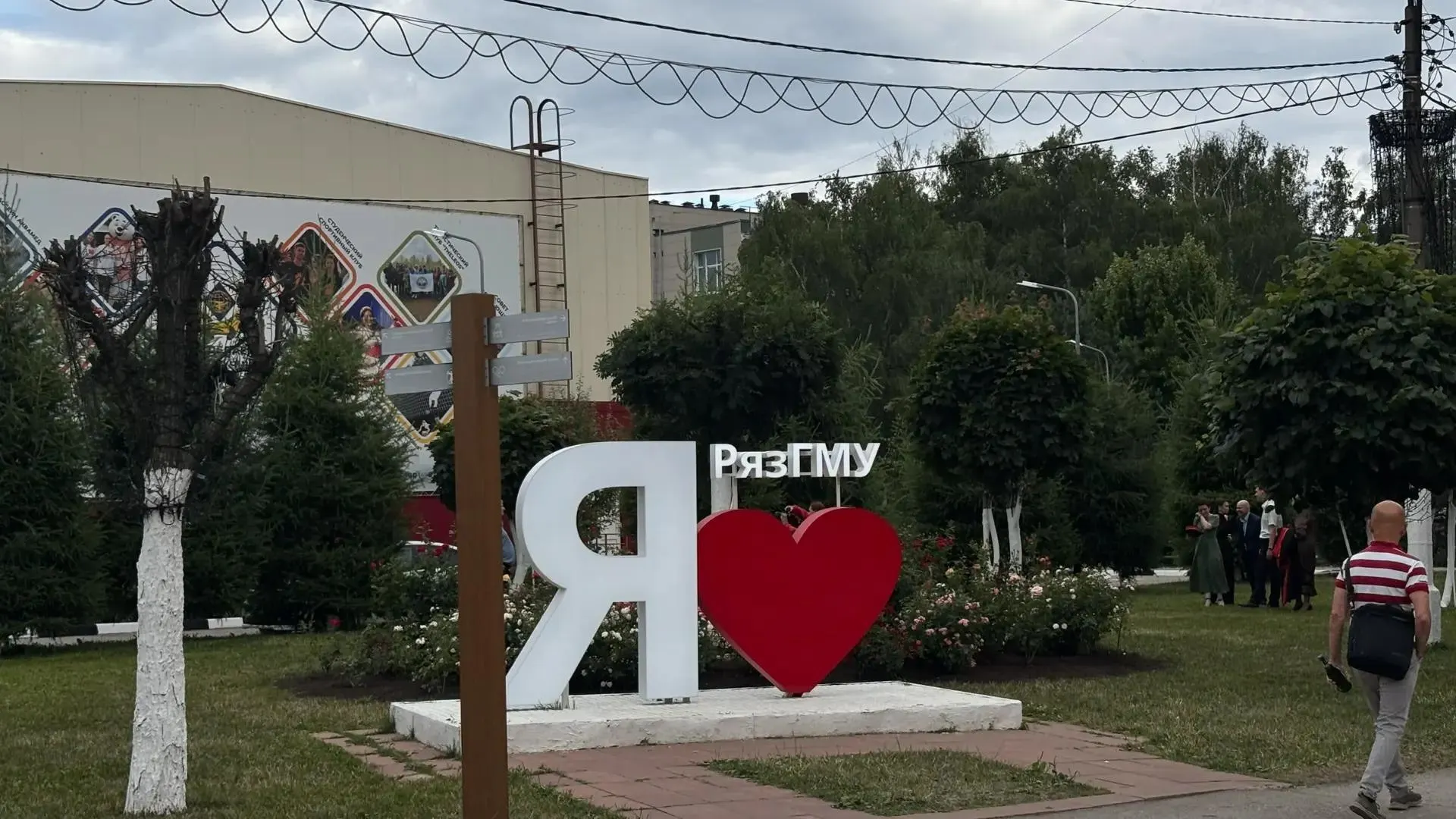 Проходной балл поднялся, а число подающих заявлений возросло.