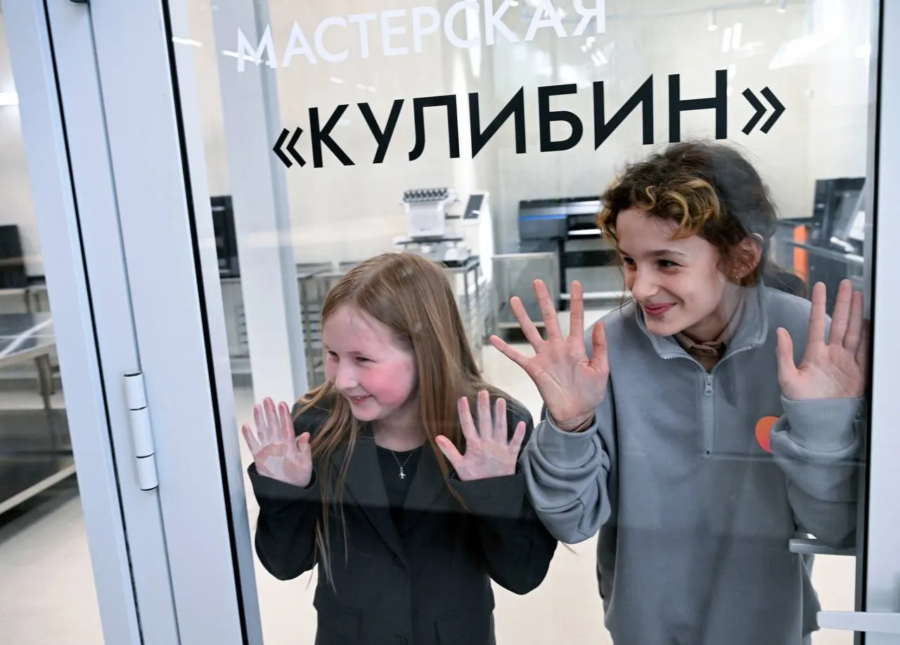 За четыре года число детей, посещающих кружки и секции, выросло почти на 20%. В регионе действует более 450 организаций дополнительного образования; большинство занятий — бесплатные. На развитие отрасли с 2019 года направлено свыше 33 млрд рублей. Каждый третий ребёнок выбирает технические и естественно-научные направления. В этом учебном году появятся секции по цифровым технологиям, киберспорту, спортивному программированию и паделу, а также программы по основам анимации, актерскому мастерству и режиссуре.