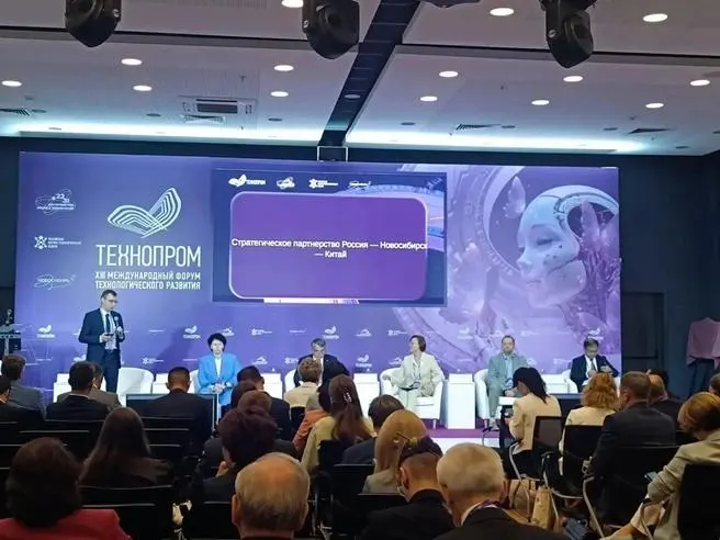 На форуме «Технопром-2026» подписано соглашение о создании Ассоциации совместных институтов вузов России и Китая; в рамках проекта планируется создание Новосибирского института математики и искусственного интеллекта НГУ совместно с Цзянсийским педагогическим университетом и обучение 1440 студентов по трём направлениям.