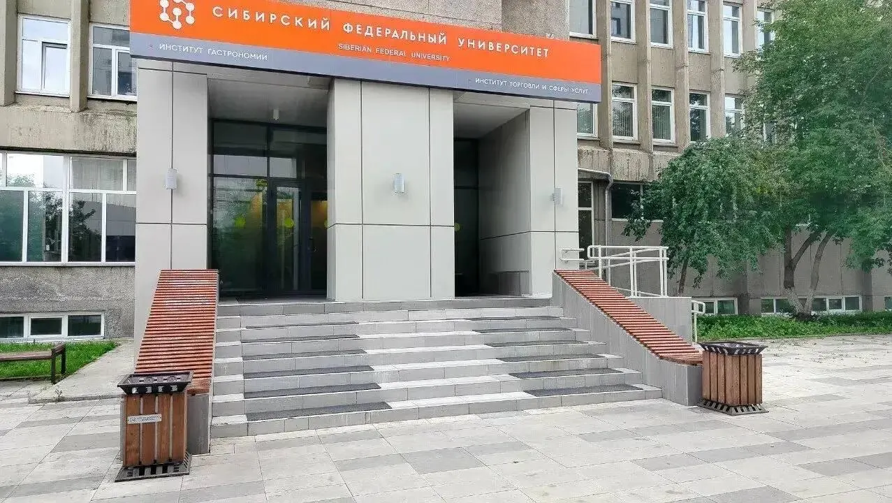 Суд Красноярска вынес штраф в размере 500 тысяч рублей сотруднице за фиктивное обучение знакомого в магистратуре, что подняло вопросы о дистанционных процедурах поступления.