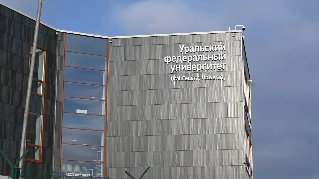 Вернувшись в Екатеринбург, студент УрФУ столкнулся с блокировкой электронного пропуска в общежитие; охрана отказалась впускать его, а ситуация развивается на фоне подготовки Всемирного фестиваля молодежи.