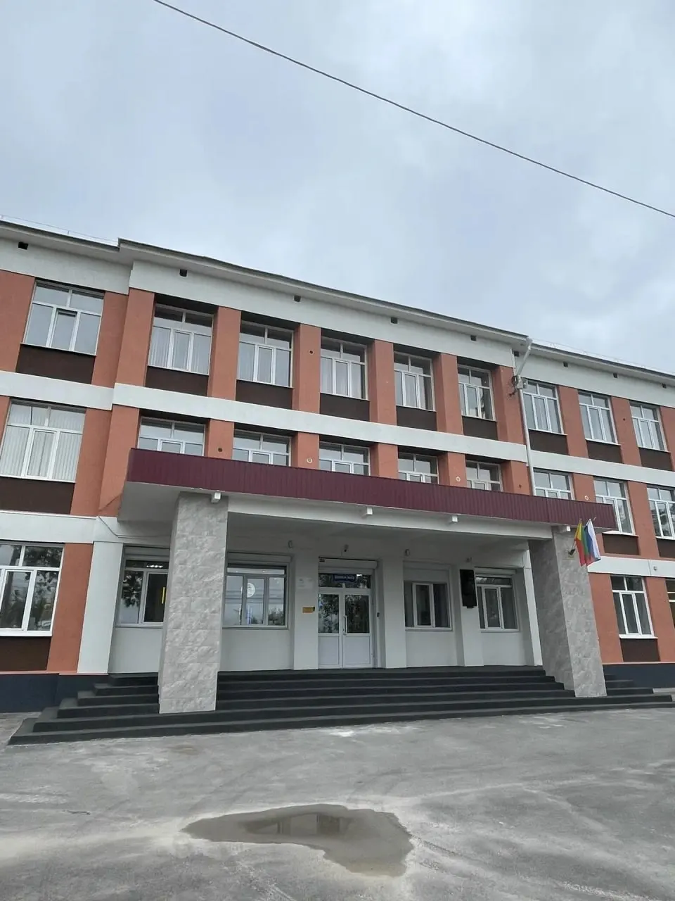 Капитальный ремонт школы №25 выполнен в рамках нацпроекта Молодежь и дети; обновлены классы, коммуникации и территория вокруг школы. Губернатор принял участие в осмотре.