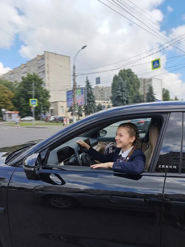 Инициатива объединяет правила дорожного движения и практические занятия за рулём; после курса ученики смогут получить водительское удостоверение.