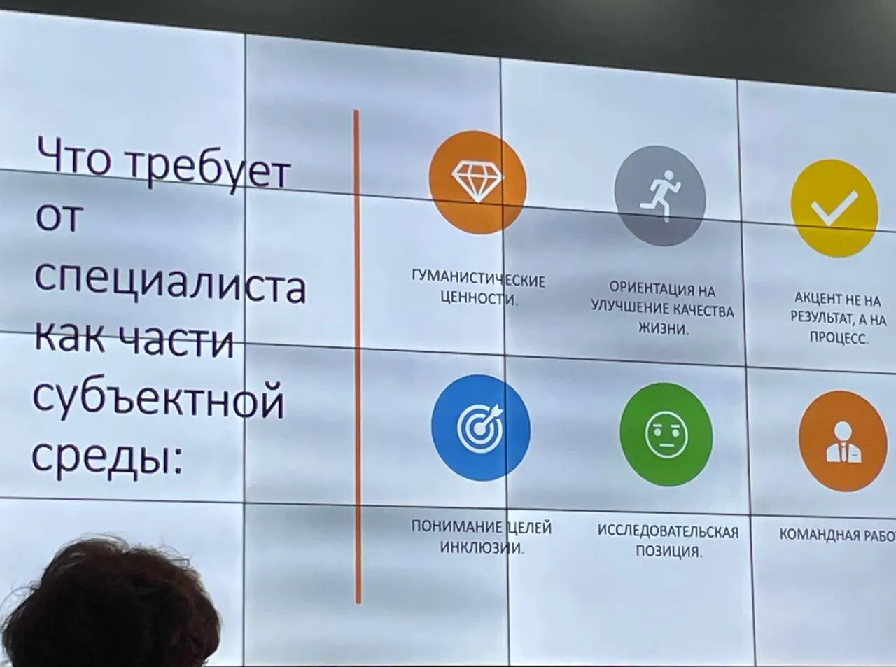 Рассказываем, как создание понятной среды, визуального расписания и вовлечения сверстников помогает детям с особенностями развития адаптироваться и учиться.