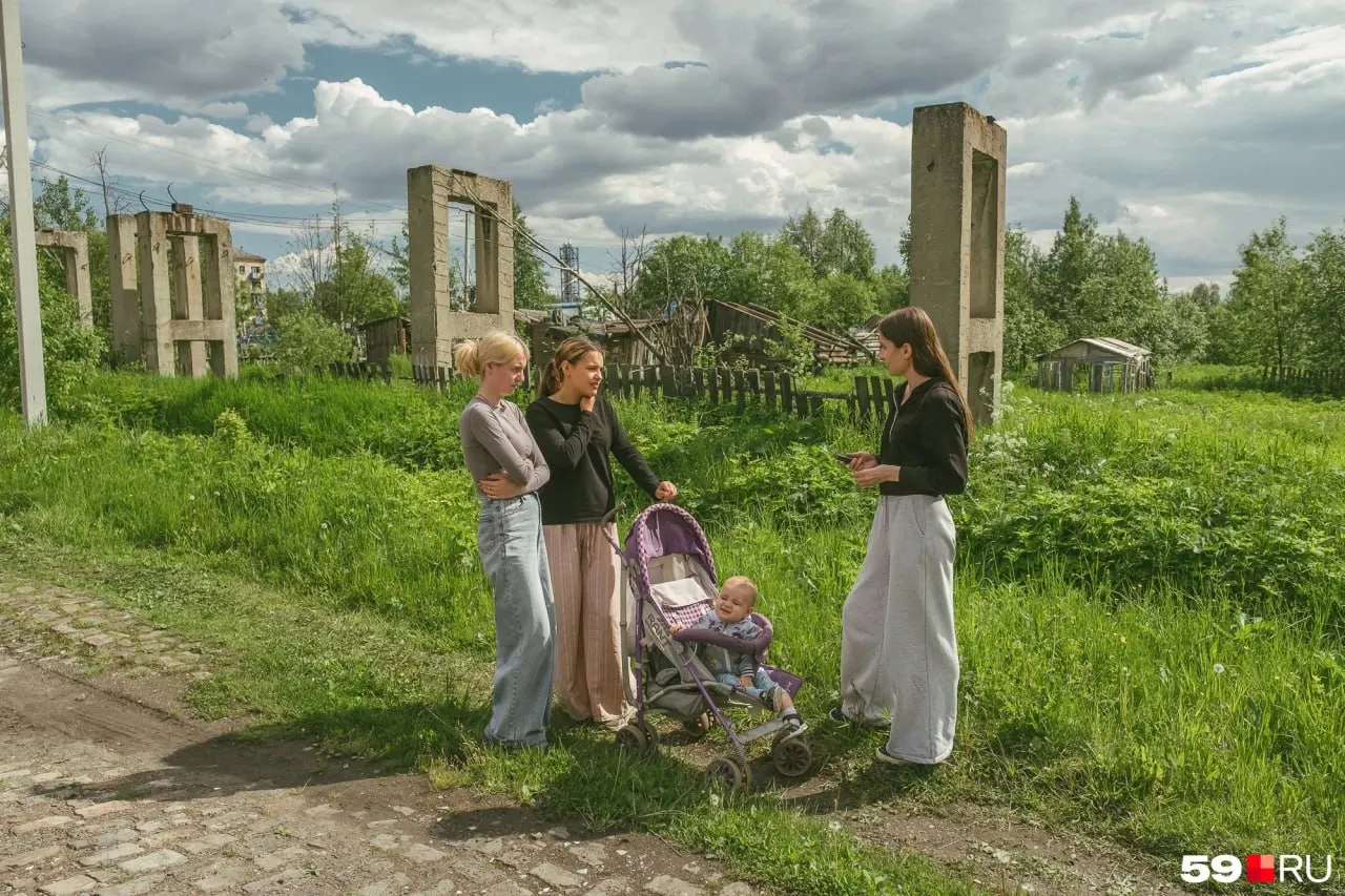 В поселке с населением около 354 человек закрывают единственную школу, что ставит под угрозу местную жизнь и будущее поколений.
