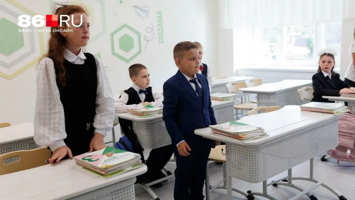 Родители жалуются на отказ в приёме детей в ближайших школах и детских садах.