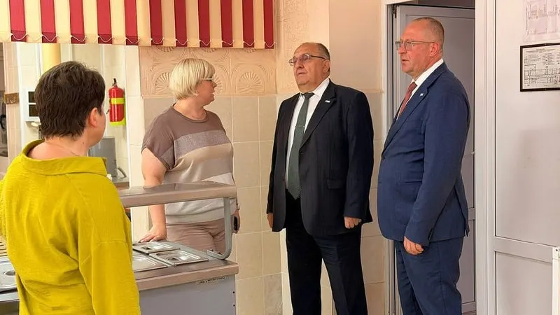 Власти начального учебного года усилят контроль за питанием учащихся и внедрят бесплатное горячее питание с 1 сентября.