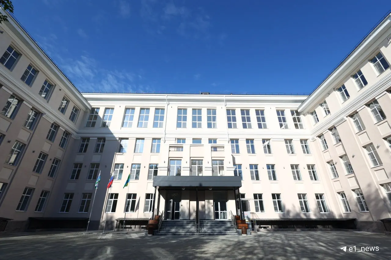 После реконструкции здание стало современным: обновлены фасад, сети, кабинеты и спортивные залы; учёба продолжается для тысяч мест.