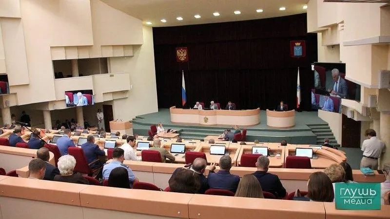 Законопроект освобождает директоров образовательных, культурных и спортивных учреждений от ответственности за технические характеристики проектов; решение принято на заседании регионального парламента.