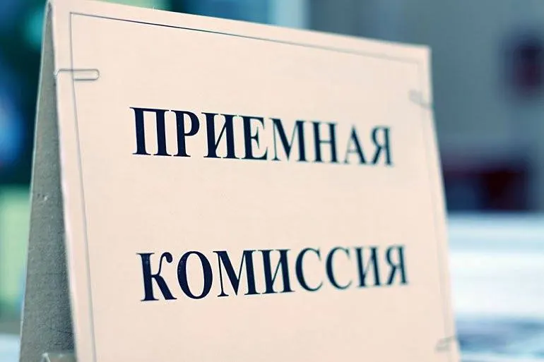 Число стобалльников превысило прошлогоднее примерно на две тысячи, что привело к нехватке бюджетных мест в ряде вузов; власти рассматривают увеличение квот, но решение пока не принято.