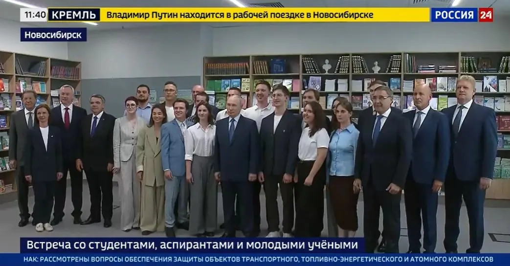 Система распознаёт возвращаемые издания и обновляет цифровой читательский билет; она также может возвращать книги на полки, доступ к которым открыт круглосуточно.