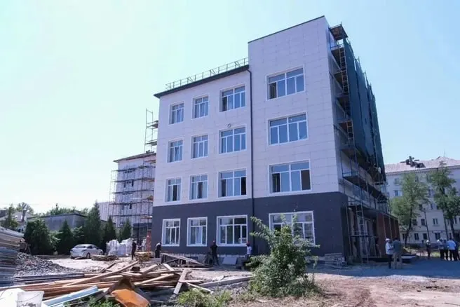 Капитальный ремонт одной из старейших школ Первомайского района Ростова планируется завершить к концу года; на реконструкцию выделено 500 млн рублей из федерального и регионального бюджетов.