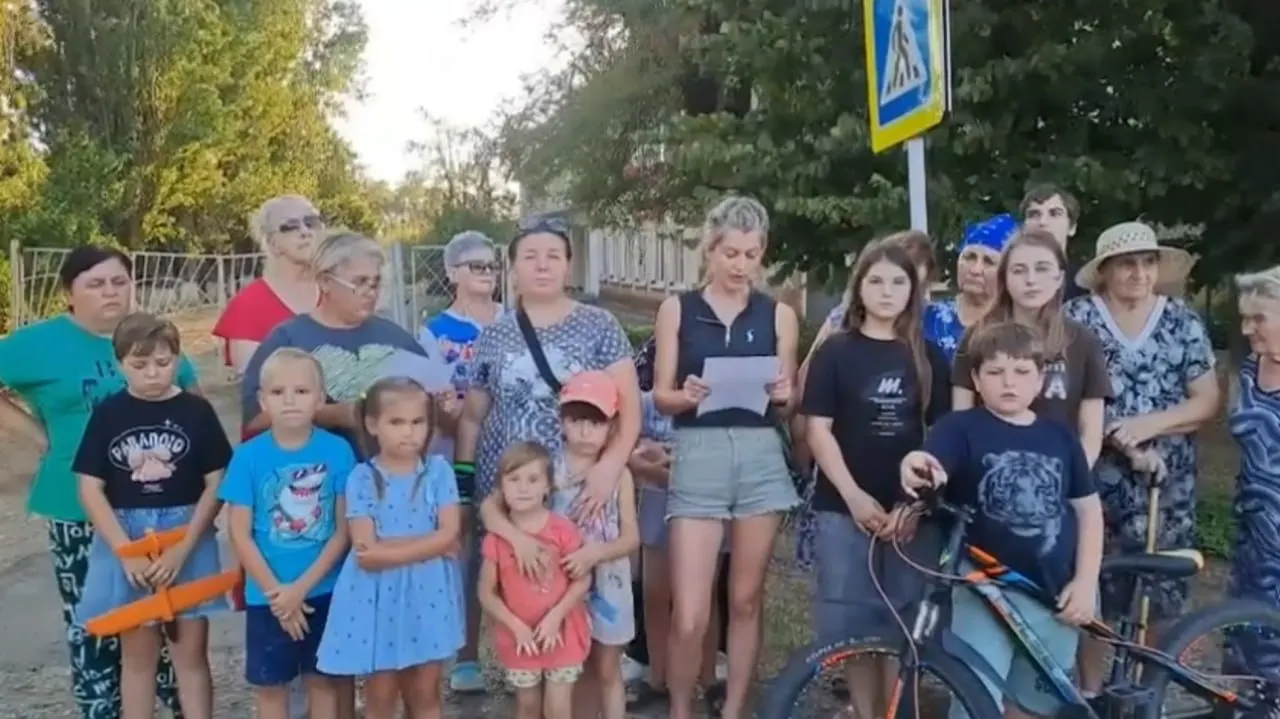 Местные жители провели сход, собрали подписи и требуют сохранить школу в сельском поселении; администрация предлагает перевести учеников в соседнюю школу, что вызывает опасения по дороге.