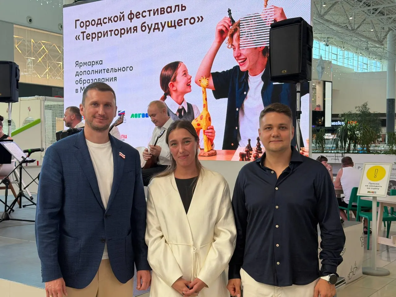Фестиваль в Омске предлагает мастер-классы по робототехнике и искусственному интеллекту, занятия по английскому языку и творческие мастер-классы, а также лекторий и семейные активности на выходные до 6 сентября.