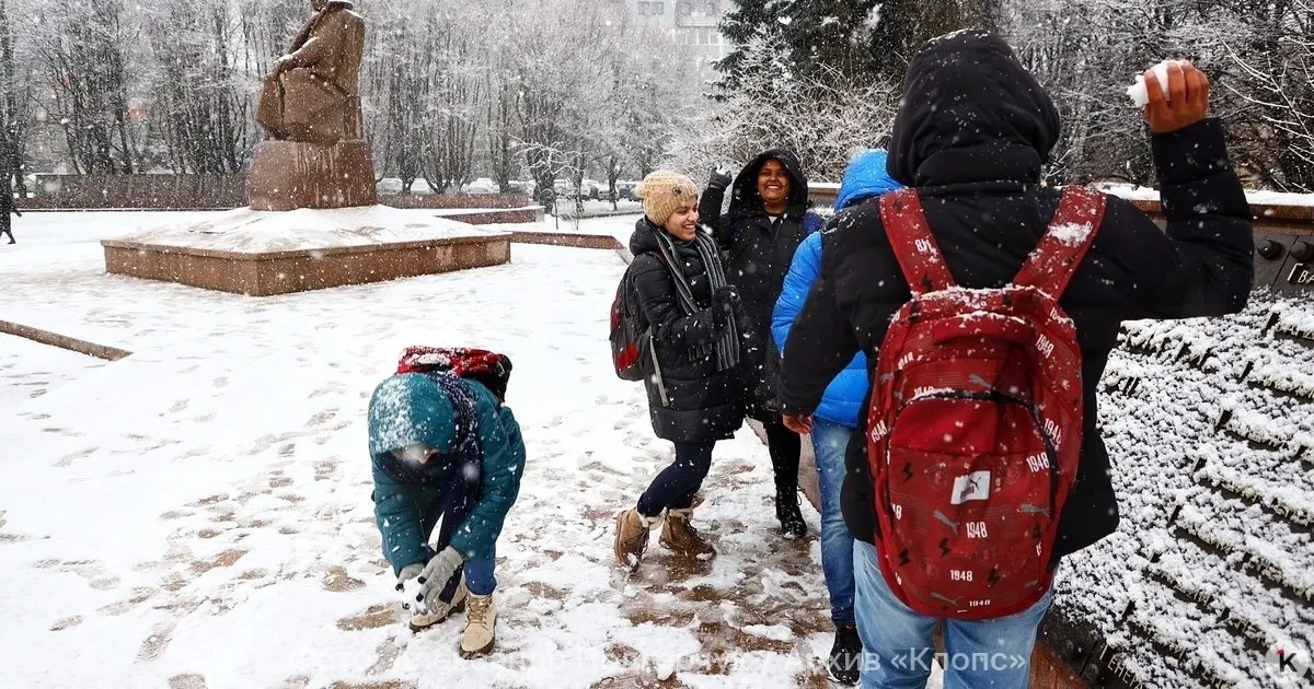 Университет сообщает, что часть первокурсников приезжает из других регионов и стран; всем студентам предоставляются общежития.