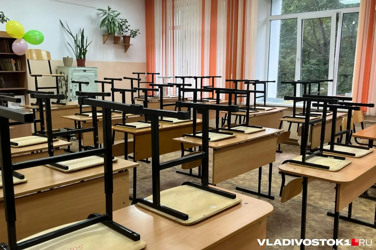 На старте учебного года 2025/2026 в приморских школах работает около 21 тысячи педагогов; за год произошли значительные кадровые изменения: ушло 2,5 тысячи сотрудников, часть из них по собственному желанию.