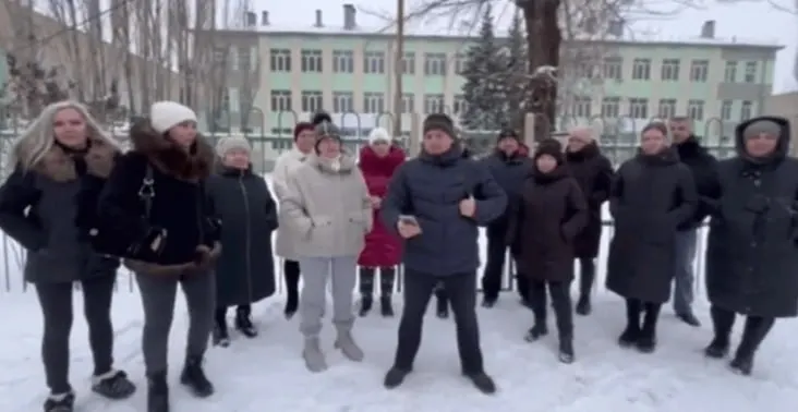 Ремонт школы №13 возобновился после возвращения на должность ранее уволенного директора, что вновь вызывает вопросы у родителей по срокам сдачи проекта.