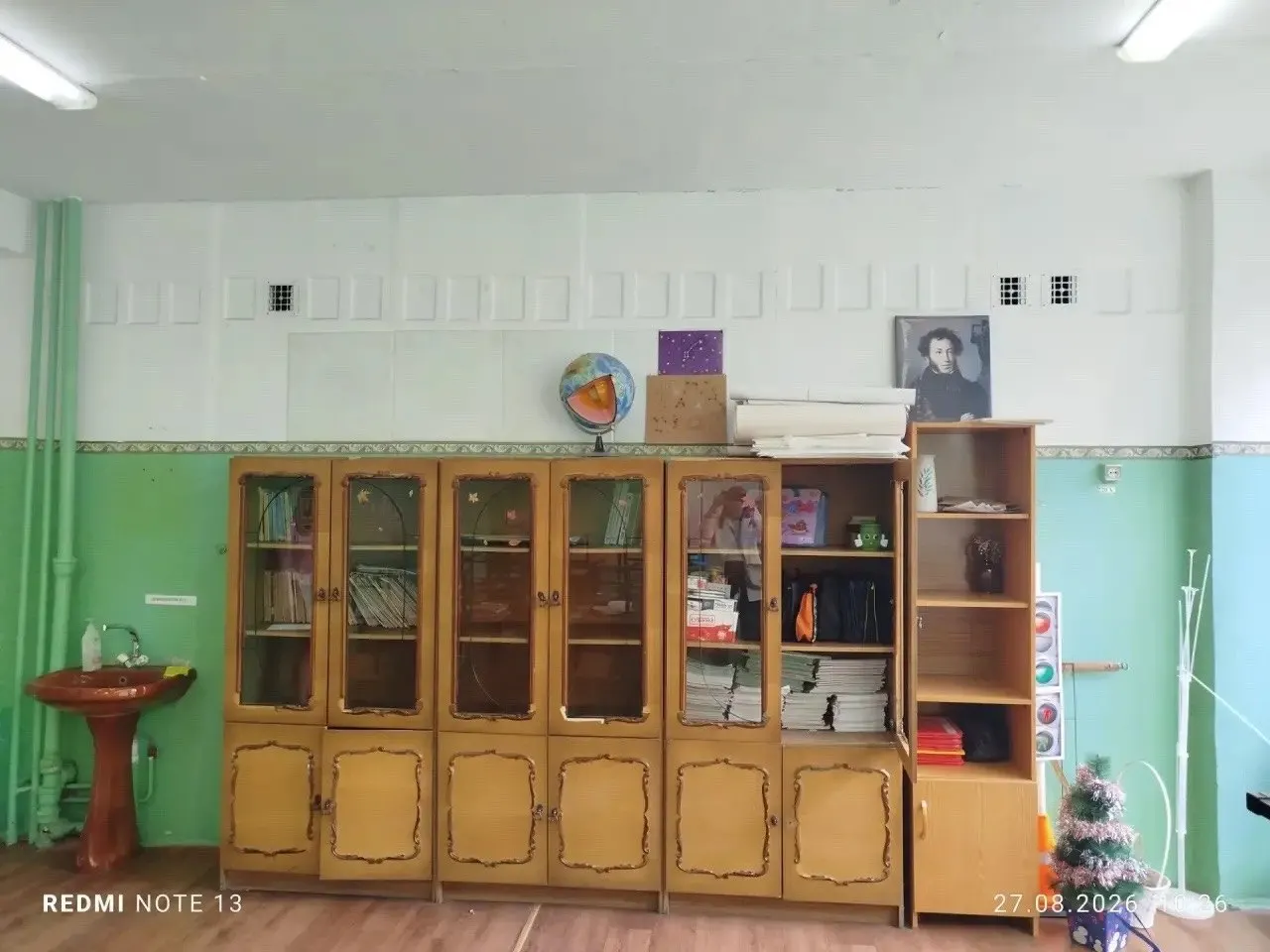 Горожанка сообщила о плохом состоянии кабинета: обшарпанные стены и мигающая электропроводка, администрация заявила о планах ремонта и принятых мерах.