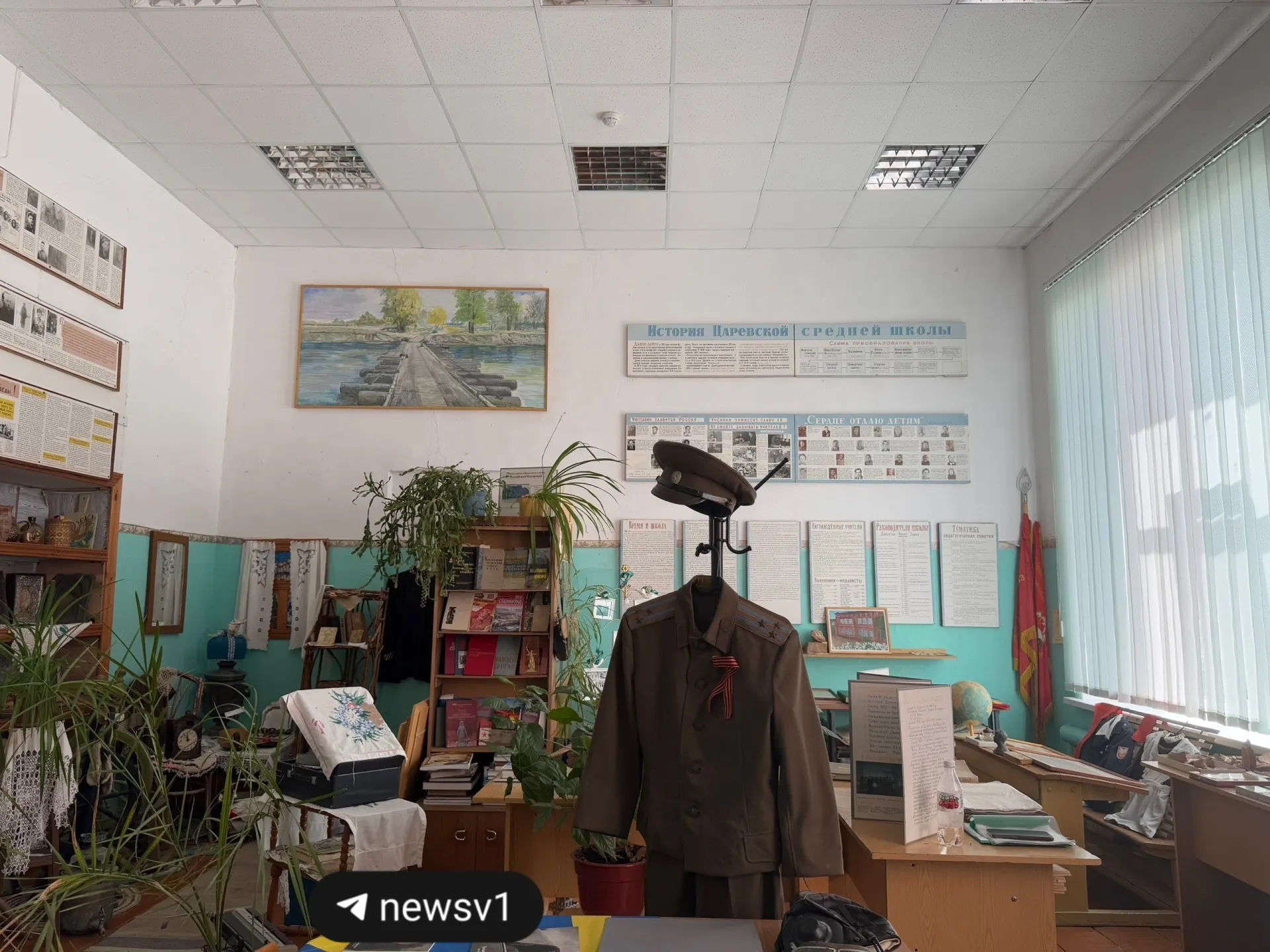 Линейка прошла с участием гостей, в числе которых глава муниципалитета, который поздравил первоклассников; рядом находится музей, рассказывающий о Золотой Орде, метеорите Царев и известных выпускниках.