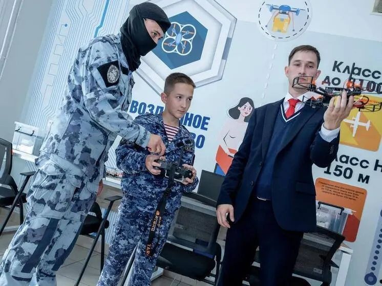 В школе №65 Чебоксар открылся специализированный класс для беспилотных летательных аппаратов: учащимся будут обучать сборке, ремонту, моделированию и управлению дронами на симуляторах и в реальных условиях под надзором Росгвардии.