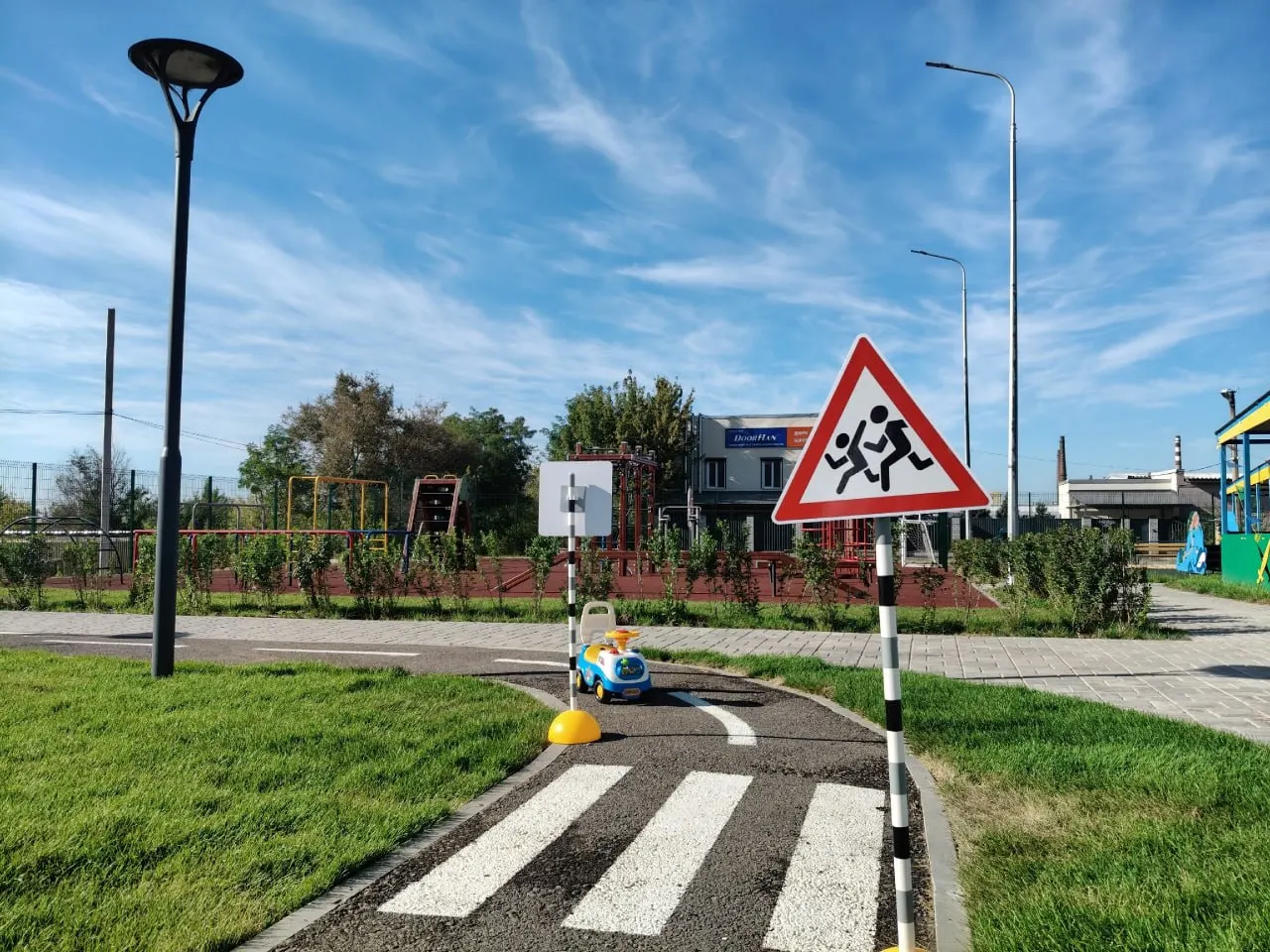 Во время визита губернатор осмотрел новый детский сад — от музыкального зала до спортзала — и обсудил этапы реализации проекта.