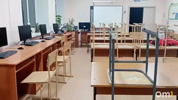 В начале 2026 года в образовательные учреждения Омской области устроились 641 молодой педагог; 393 из них — в Омске. Укомплектованность школ — 99%.