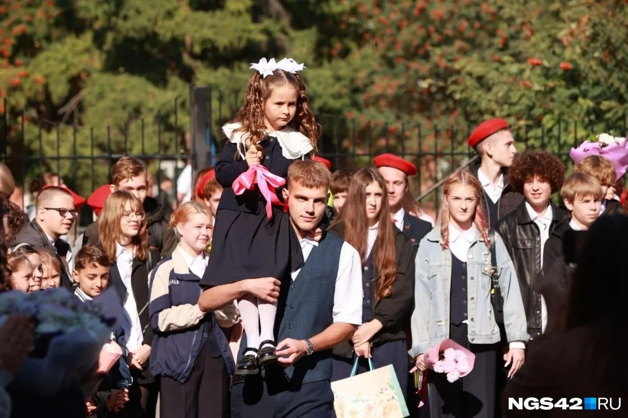 Во всех школах города подготовили укрытия на случай ЧП и ужесточили пропускной режим.