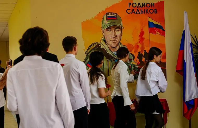 В тюменских школах в сентябре появились памятные муралы выпускников, погибших на войне; над проектом работала молодежная организация «Молодая гвардия».