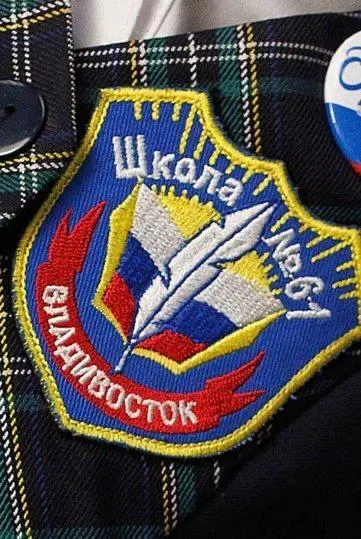 Родители спорят о дизайне школьной формы и новых нашивок с дроном, в то время как администрация подчёркивает образовательную миссию авиационного направления.