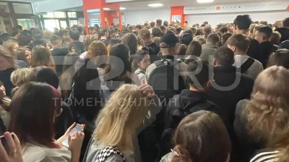 В учебном заведении набрали на 700 абитуриентов больше прошлого года, что привело к перегрузке гардероба и очередям в коридорах.