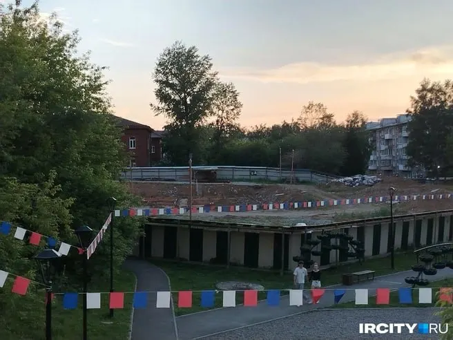 Строительные работы на участке по адресу улица Советская, 176/19 возобновлены после финансовых трудностей; планируется завершение проекта в 2028 году.