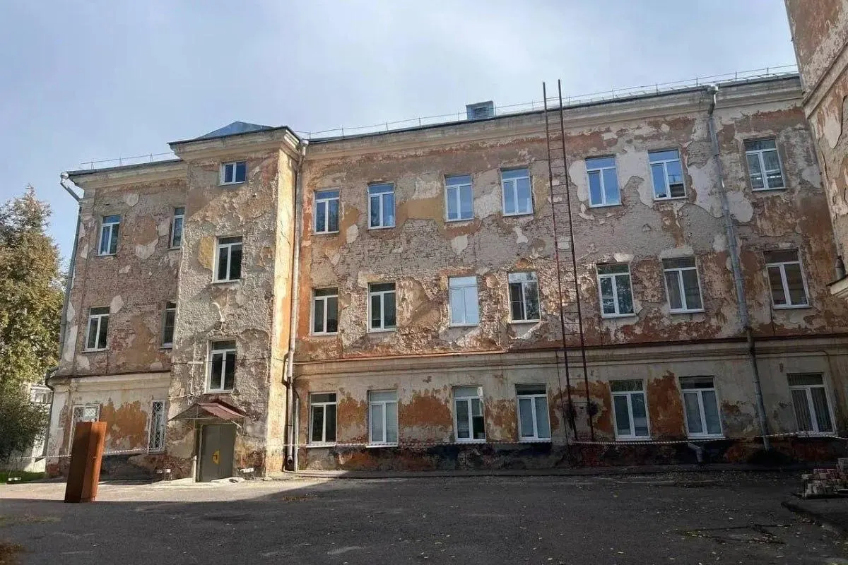 Суд обязал региональные власти завершить ремонт фасада и внутренних помещений школы-интерната для детей с ограниченными возможностями здоровья в течение 12 месяцев после вступления решения в силу.
