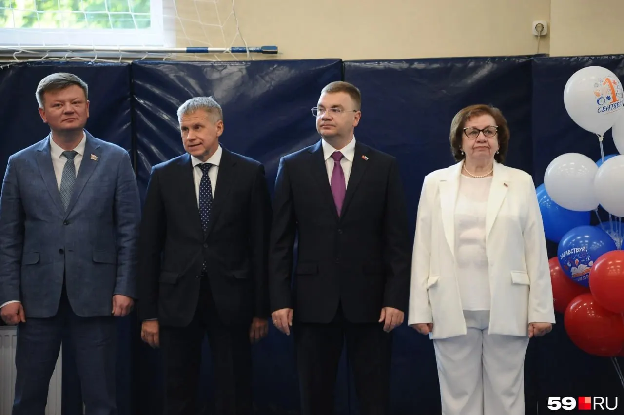 В Перми мэр поздравил учеников с Днём знаний, а в Пермском нефтяном колледже открылся новый кластер горнодобывающей отрасли.