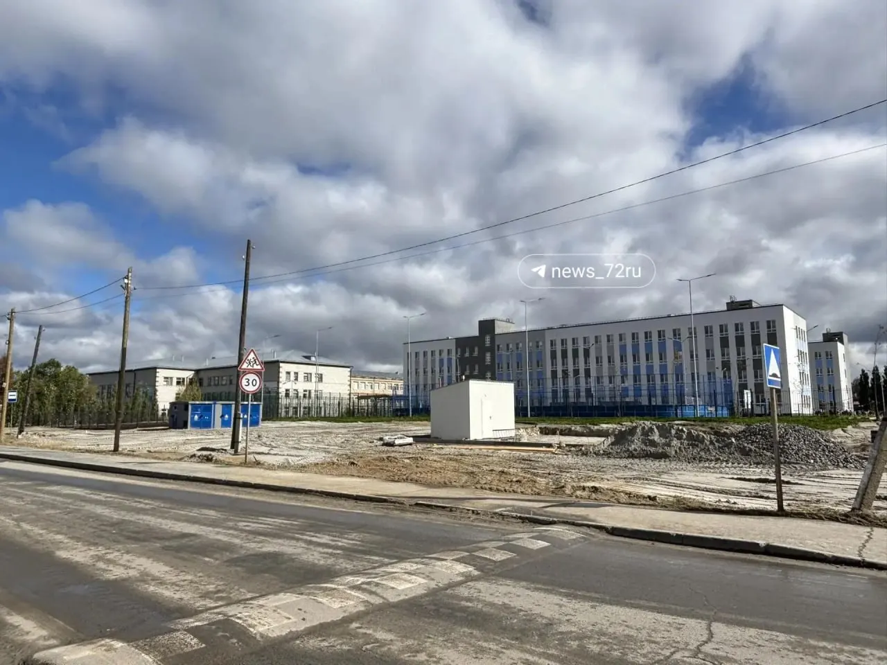 Новое учебное здание рассчитано на 1101 ученика и предлагает современные залы и площадки: актовый зал, библиотеку, универсальную спортивную площадку, корт и беговую дорожку.