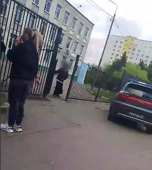 Подросток с особенностями здоровья вошёл в здание с холодным оружием и попытался напасть на педагога; охранник обезвредил нападавшего, пострадавшему педагогу оказана медицинская помощь.