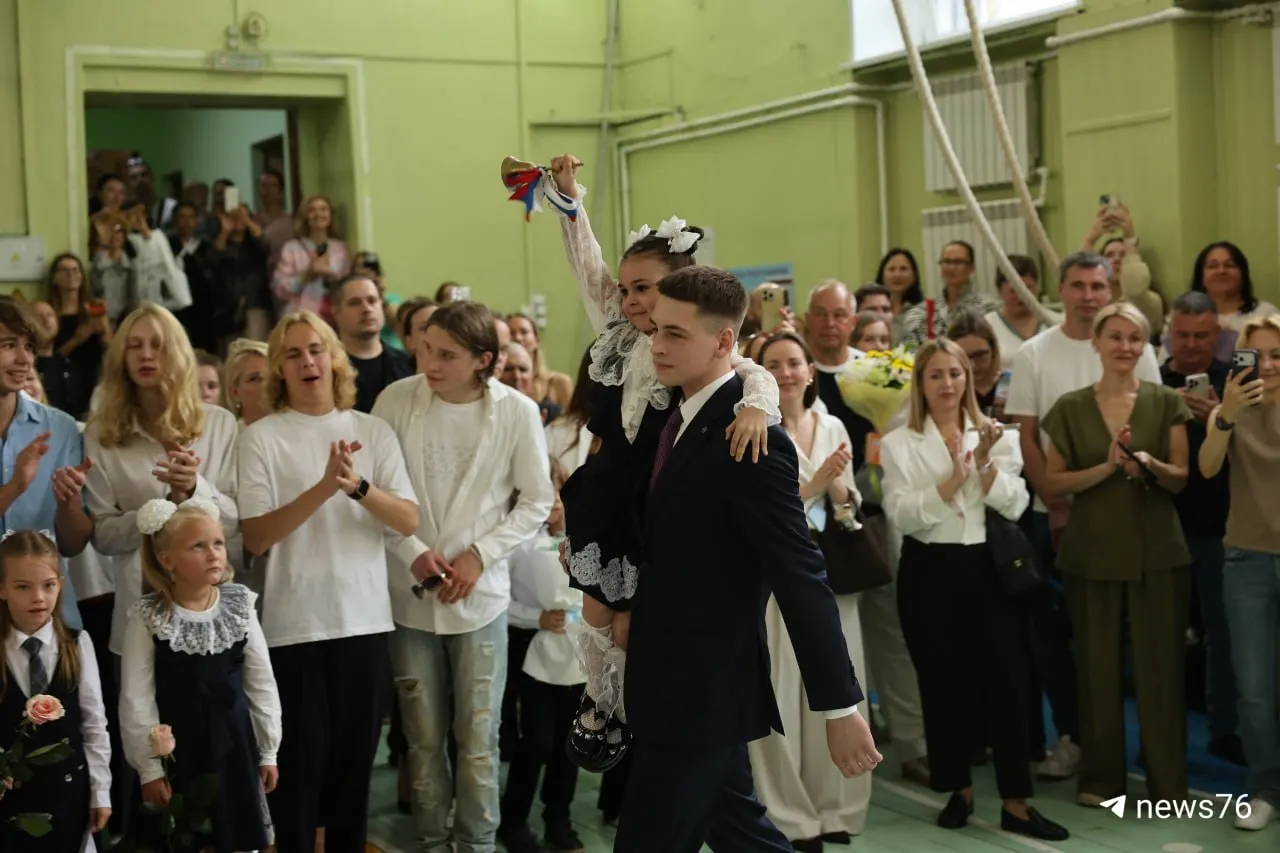 Праздничной линейкой открылся новый учебный год; школьники и учителя делились радостью и пожеланиями на предстоящий год.