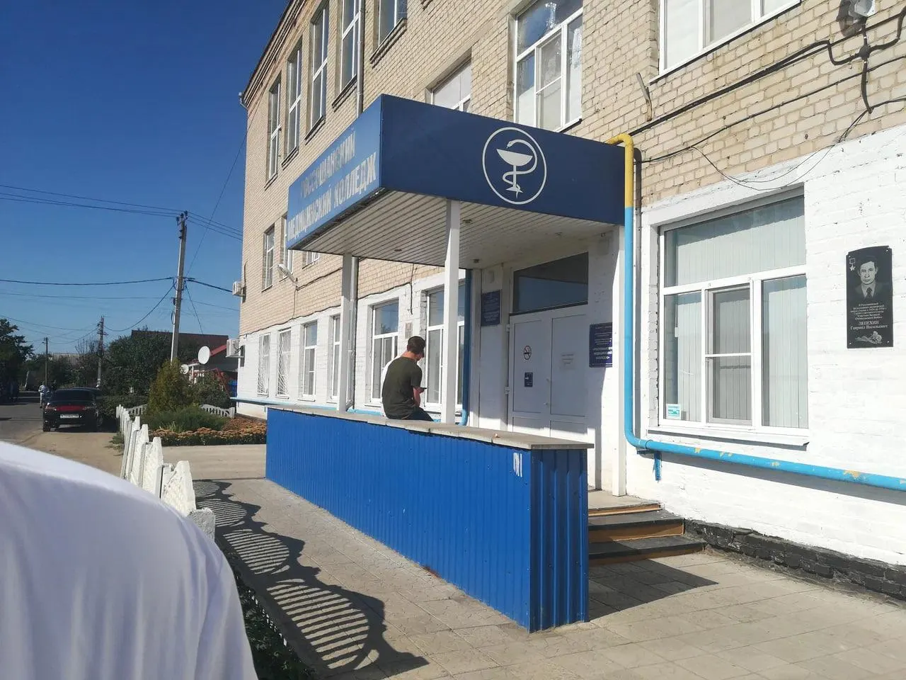 Студенты медицинского колледжа обсуждают условия учёбы и влияние онлайн-формата на безопасность обучения.