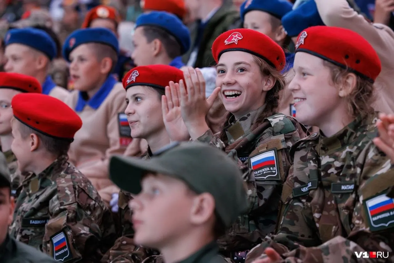 Военно-патриотическое состязание прошло в центре города; победившие команды в двух возрастных группах получили награды на торжественной церемонии.