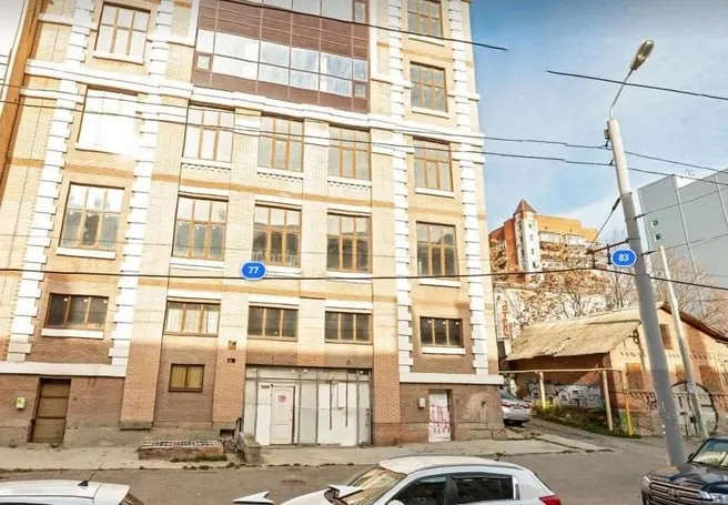 Строительство нового учебного корпуса ЮФУ на Максима Горького, 77 возобновлено после долгой паузы; проект предусматривает выставочный зал и новые пространства, сроки окончания работ пока не объявлены.