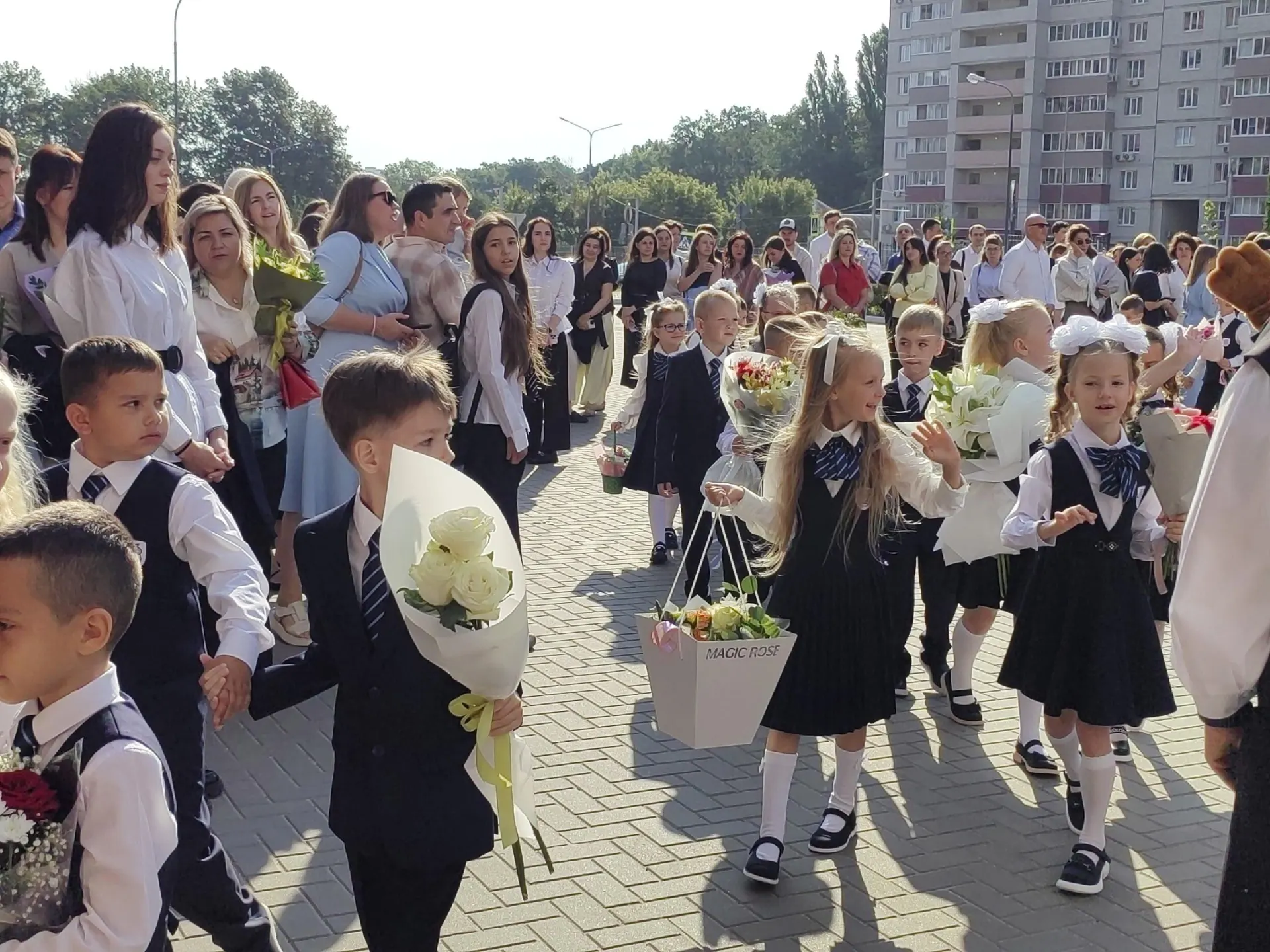 Ученики и зрители переживали за выступления на школьном празднике: номера тронули сердца и создали тёплую атмосферу.
