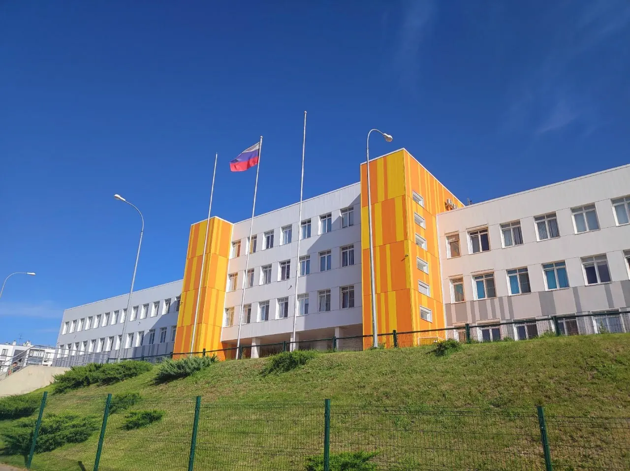 Линейка открылась на улице перед входом; участие приняли 12 учеников, доступ по паспорту. В прошлом году на проходной произошла давка.