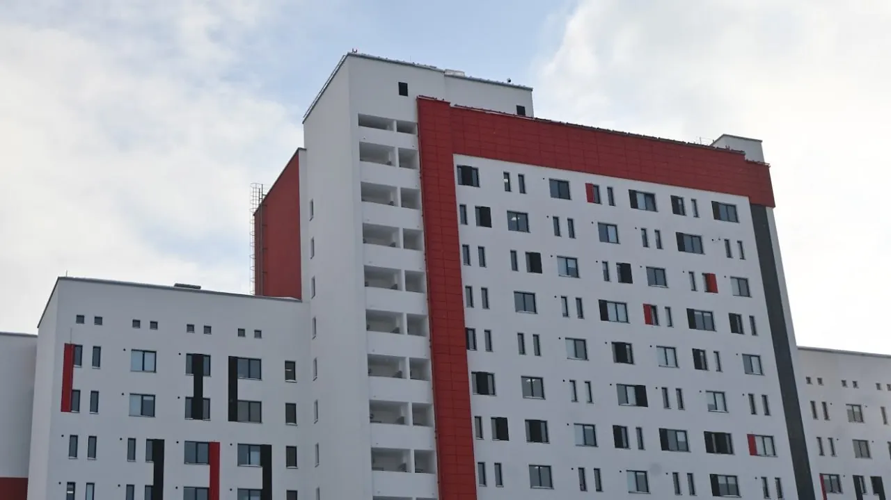 Общежития УрФУ приводят в порядок перед возвращением студентов: уборка, санитарная обработка и ремонт. После фестиваля поступили жалобы на тараканов в корпусах для волонтёров.