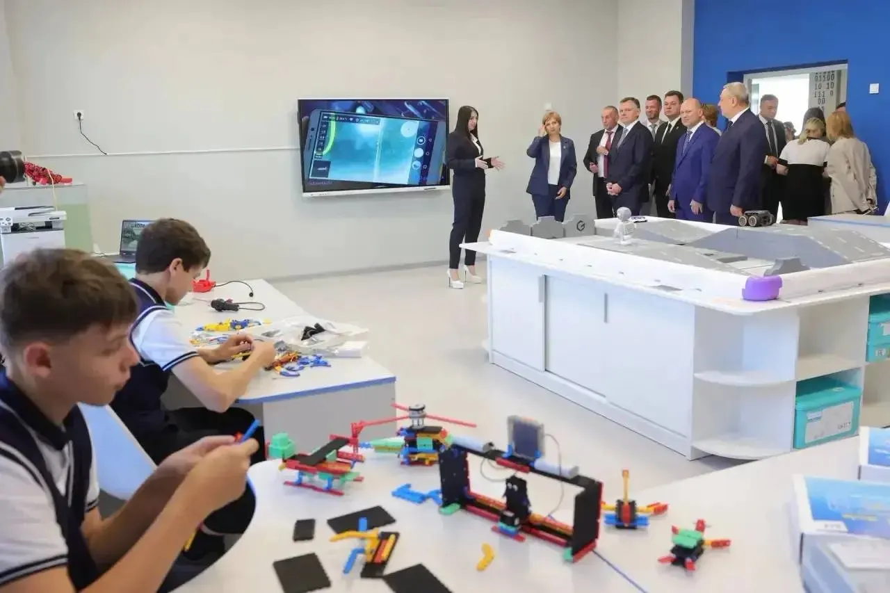 В Ростовской области открылось учебное заведение с IT-направлением на 1100 мест, где предусмотрены робототехнический кабинет, лаборатории естественных наук, кабинет графического дизайна и киберспортивный класс, с партнёрством с МФТИ и компанией «Бештау».