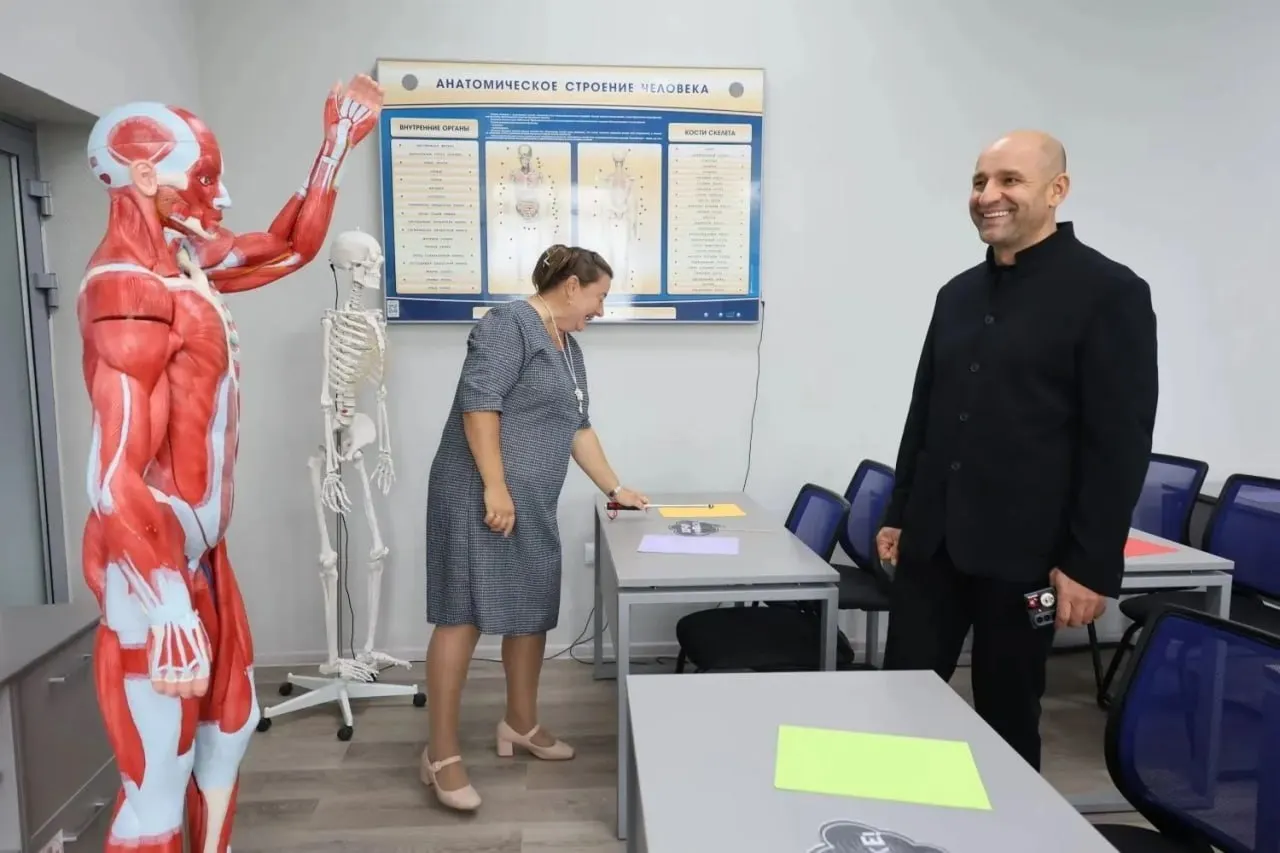 Госпредставитель поздравил студентов после завершённого ремонта учебного корпуса.