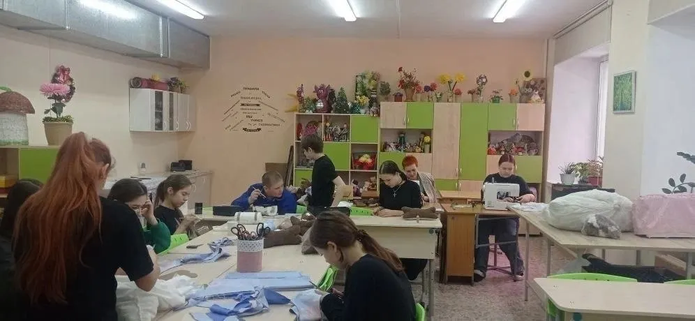 Ученики Игрышенской школы участвуют в пошиве подушек-косточек для профилактики пролежней у лежачих пациентов с тяжёлыми ранениями; изделия передаются в госпиталь через волонтёрскую организацию.