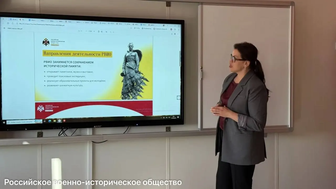 В трёх школах города запущены профильные классы по военно‑исторической тематике, нацеленные на углубление знаний об истории страны и формирование нравственно‑патриотических ценностей у школьников.